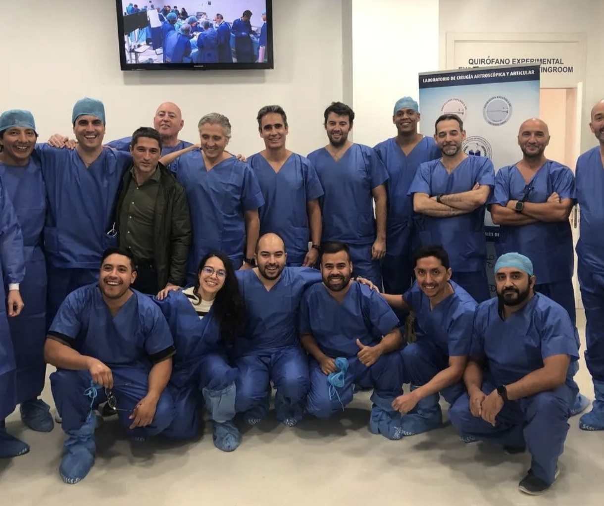 Dr. Carlos López Mata en un congreso de traumatología